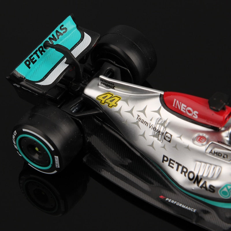 Bburago 1:43 2022 F1 Mercedes-AMG Team W13 #44 L. Hamilton #63 G. Russell