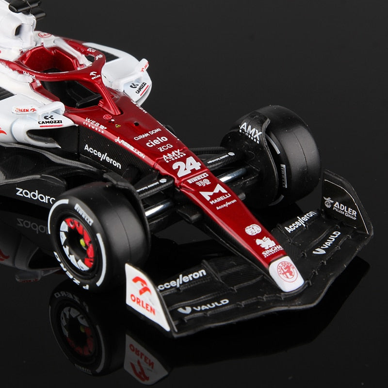 Bburago 1:43 2022 F1 Alfa Romeo Racing Team C42 #24 Guanyu Zhou #77 Valtteri Bottas