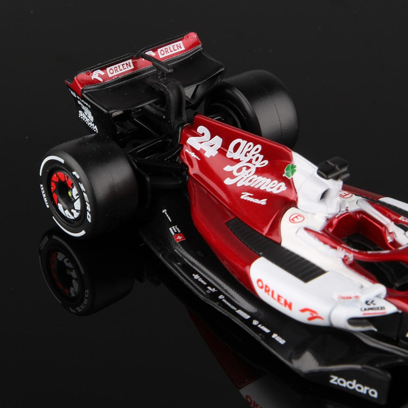Bburago 1:43 2022 F1 Alfa Romeo Racing Team C42 #24 Guanyu Zhou #77 Valtteri Bottas